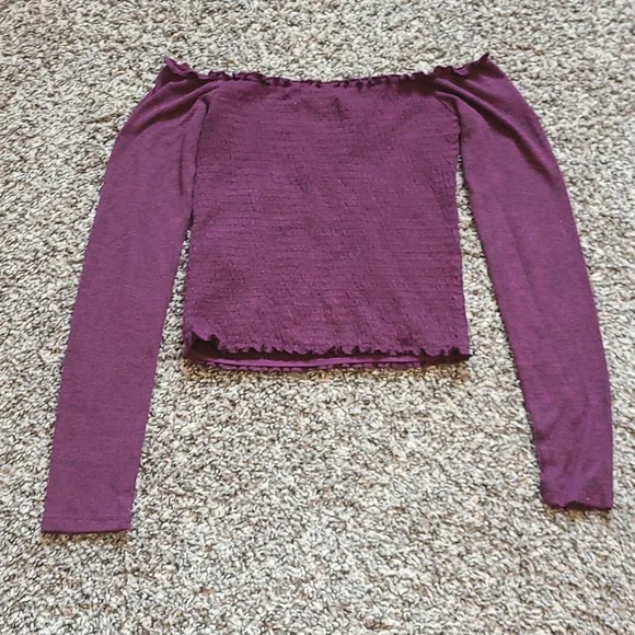 Hollister Off Shoulder Slightly Cropped Top - Picture 2 of 6